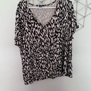 Chic Black and White Patterned Women's Top